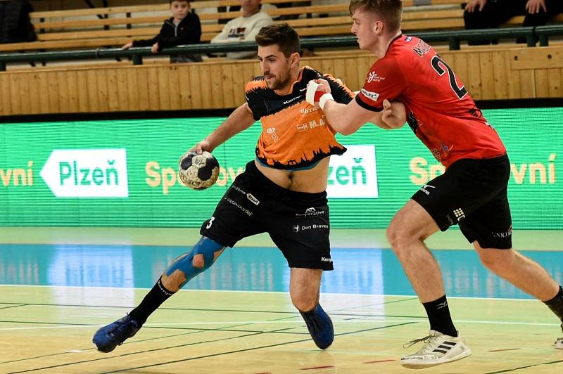 Talent Plzeň (v oranžovočerném) - Robe Zubří, 3. kolo Poháru EHF. Plzeňský Jakub Douda (s míčem).