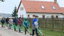 Chlapci s rachtacími trakaři vyrobenými místním truhlářem několikrát denně vyráželi na obchůzku po vsi.