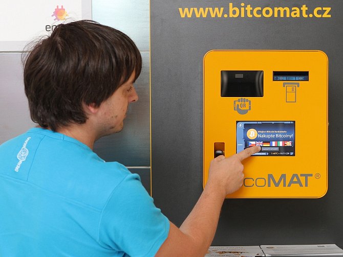 Do nového přístroje vložíte české koruny a do virtuální peněženky vám naskočí bitcoiny