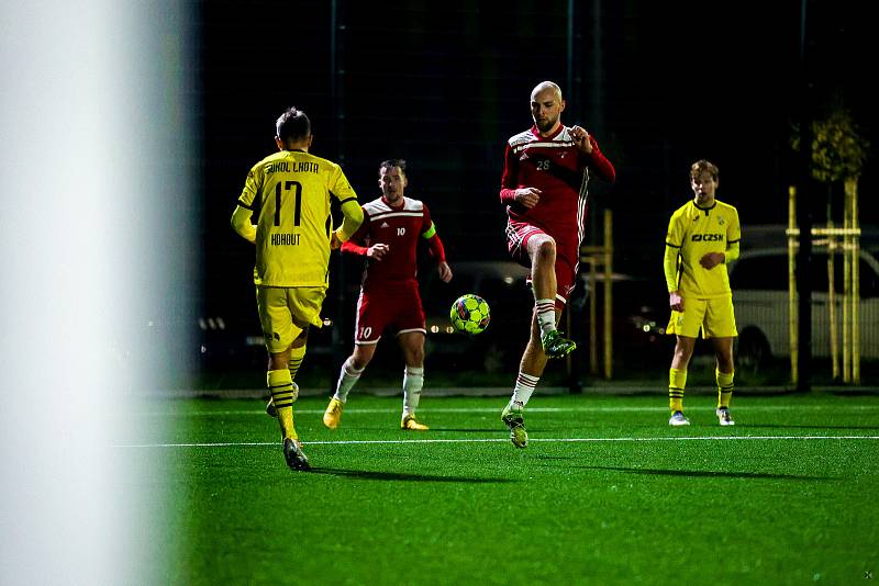 15. kolo krajského přeboru: SK Petřín Plzeň B - TJ Sokol Lhota (na snímku fotbalisté ve žlutých dresech) 5:1 (3:0).