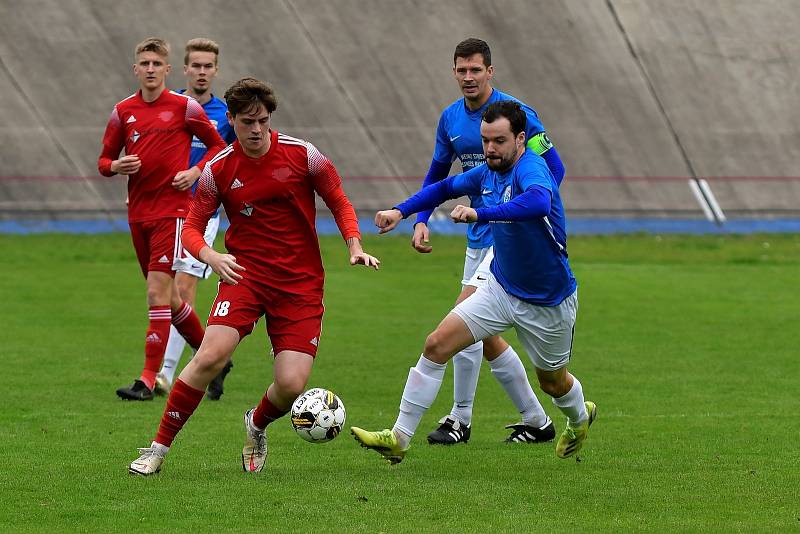 9. kolo krajského přeboru: SK Petřín Plzeň B - SK Rapid Plzeň (na snímku fotbalisté v modrých dresech) 1:3 (0:0).