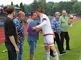 SPORTOVNÍ ŘEDITEL fotbalového Tachova Petr Móži (třetí zleva) gratuluje brankáři Danu Houdkovi (v bílém dresu) k titulu krajského mistra po posledním zápase sezony proti Lhotě.