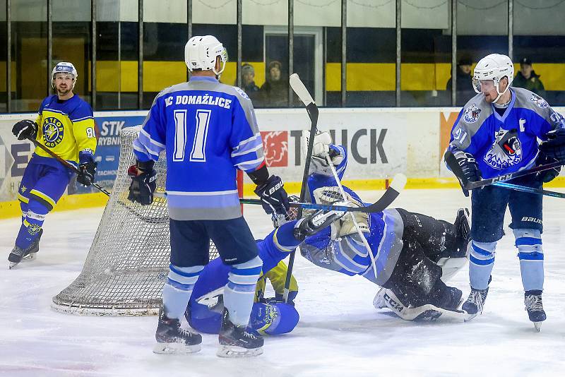 Hokejisté Třemošné (na snímku ve žlutomodrých dresech) ve druhém utkání semifinálové série play-off s Domažlicemi (v modrém).
