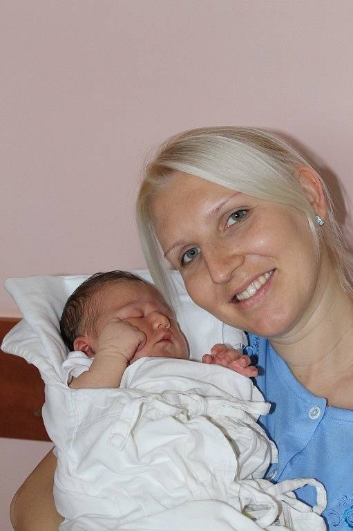 Adélka (4,31 kg, 51 cm) se narodila 13. ledna v 6:19 ve Fakultní nemocnici v Plzni. Na světě ji přivítali rodiče Petra a Pavel Vaňourkovi a šestiletý bráška Adam z Druztové