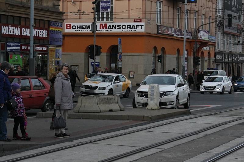 Dopravní nehoda omezila v pátek odpoledne provoz na křižovatce mezi Americkou a Klatovskou ulicí