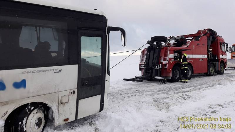 Autobus se vyhýbal protijedoucímu autu a spadl do příkopu