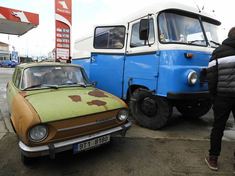 Parta pěti kamarádů z Nýřan a Staňkova, kteří se seznámili na závodech v autokrosu, dojeli starou Škodovkou a historickým Roburem až k hoře Ararat v Turecku.