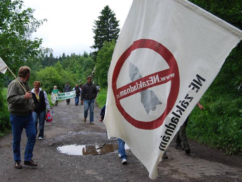 Odpůrci výstavby americké radarové základny se v neděli vypravili na kontrolu kóty 718,8 v Brdech