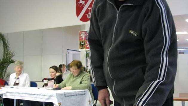 Výstavbu skladu PHM v průmyslovém areálu IPPE si nepřeje ani Václav Dlouhý. Proto ve čtvrtek do volební urny vhodil jeden z mnoha zamítavých hlasů