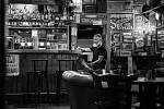 Majitel Zach's pubu Karel Zach na baru svého podniku během covidového období.