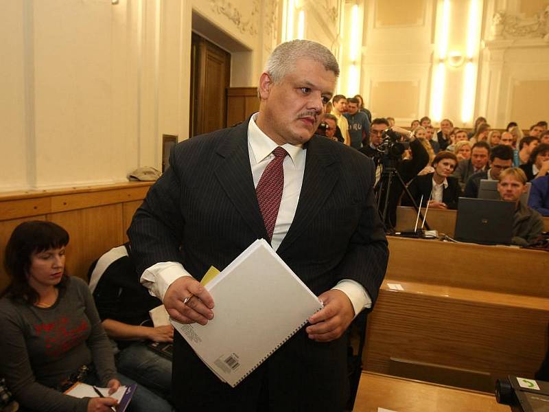 Na právnické fakultě v Plzni volil v pondělí 2. listopadu akademický senát nového děkana. Stal se jím Jiří Pospíšil
