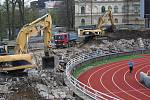 Bagry demolují tribuny za brankami na stadionu ve Štruncových sadech