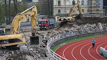 Bagry demolují tribuny za brankami na stadionu ve Štruncových sadech