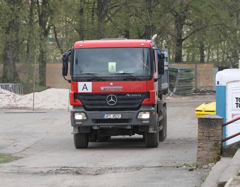 Bagry demolují tribuny za brankami na stadionu ve Štruncových sadech