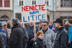 Demonstrace proti výstavbě hal v Liticích na náměstí Republiky v Plzni