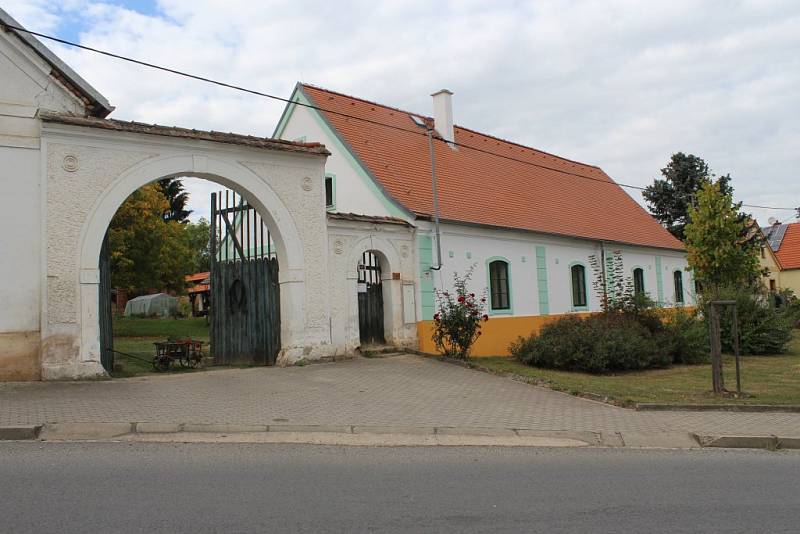  Po zahájení nedělních oslav se mohli obyvatelé i návštěvníci Dýšiny vydat na vycházku po místních památkách, kterou vedla Pavla Velleková. 