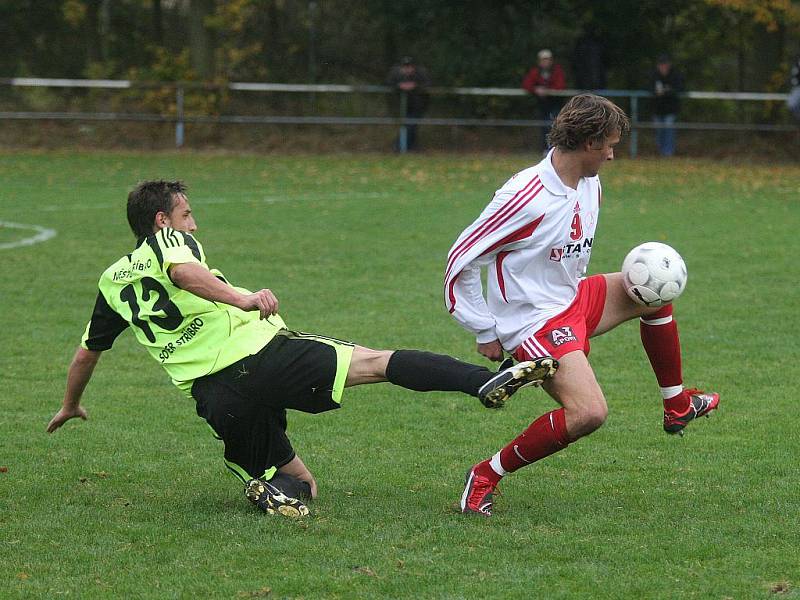 Ze zápasu Holýšov (v bílém) - Stříbro 0:2