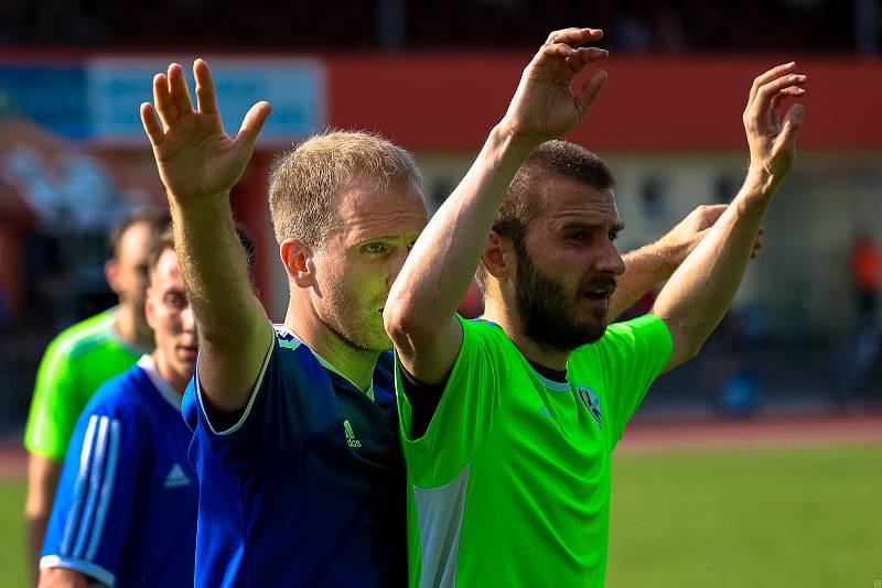 Fotbalisté TJ Sušice (na archivním snímku hráči v modrých dresech) deklasovali domácí Křimice 8:3 a upevnili si první místo v tabulce.