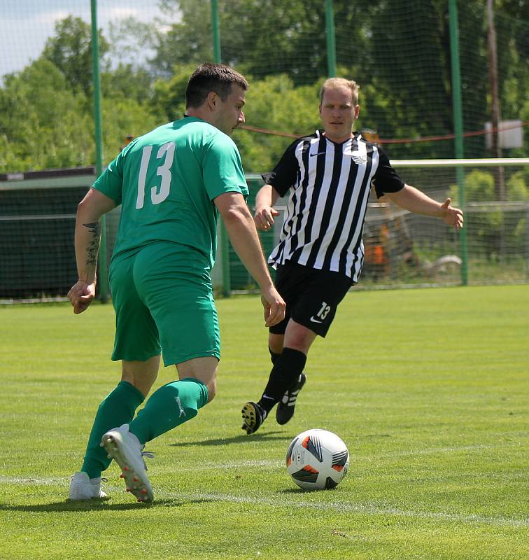 Z archivu: Fotbalisté plzeňského Smíchova (černobílí) se v nováčkovské sezoně I. A třídy zatím hledají. Ve třech zápasech totiž získali jediný bod.