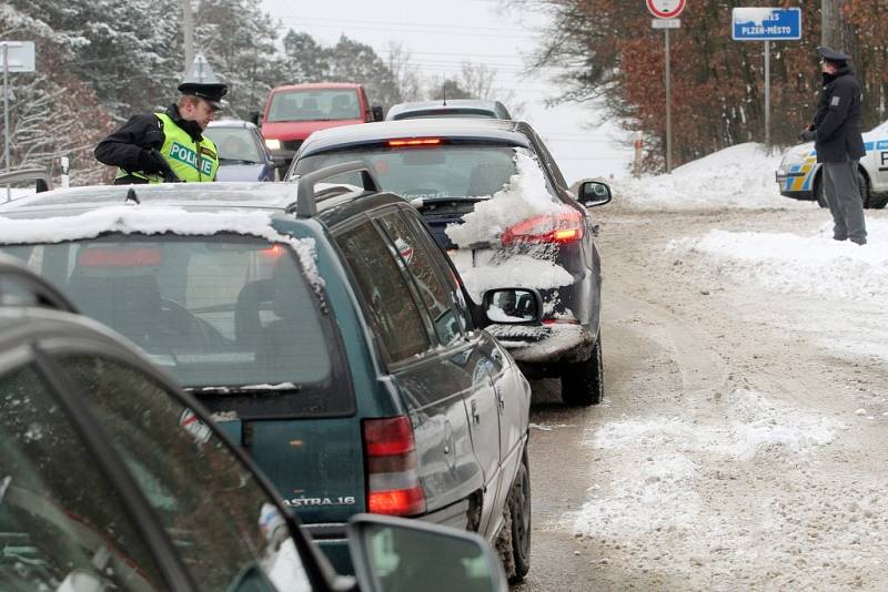 Policisté pátrají po ozbrojeném pachateli, který přepadl ve Zruči-Senci poštu