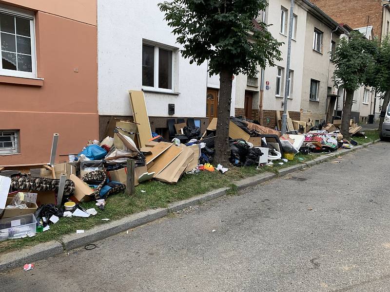 Nepořádek v ulici U Světovaru trápil místní několik dní. Odpad ve čtvrtek odvezli pracovníci městské společnosti Čistá Plzeň.
