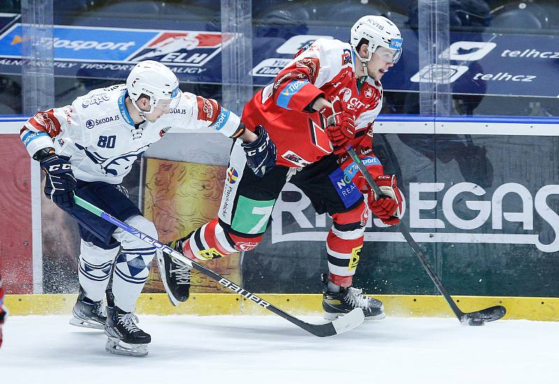 Hokejové utkání Tipsport extraligy v ledním hokeji mezi HC Dynamo Pardubice (v červenobílém) a HC Škoda Plzeň v pardudubické Enterie areně, 7. 12. 2021.