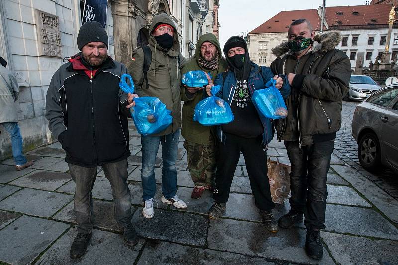 Lidé bez domova dostali řízek i vánočku.