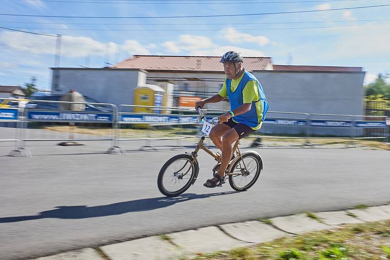 Jezdci na kolech skládačka a Sobi 20 zdolávají náves ve Lhotě u Plzně při tradičním vytrvalostním závodě Hokra Cup. 14 týmů kroužilo po 420 metrovém okruhu deset hodin. Vítězná skupina najela 293 km.