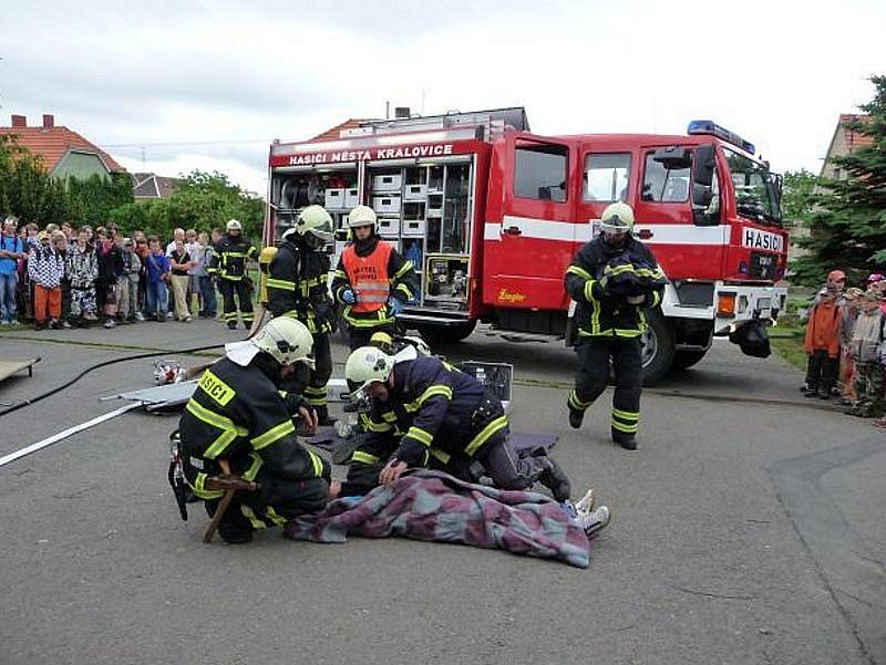 Kralovičtí hasiči při ukázce zásahu ve škole.  