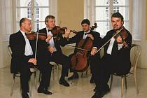 Stamicovo kvarteto (zleva Jindřich Pazdera, Josef Kekula,  Petr Hejný a Jan Pěruška) vystoupí na Haydnově festivalu 13. září. Zahraje s violoncellistkou Jitkou Vlašánkovou na zámku ve Spáleném Poříčí