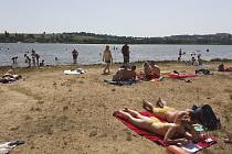 Tropické teploty vyhnaly lidi k plážím Boleveckého rybníka.