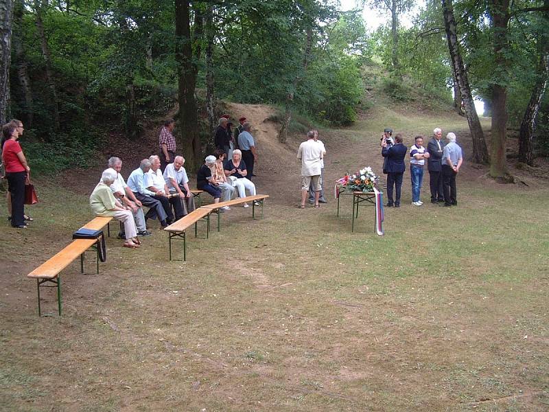 Uctění památky obětí teroru heydrichiády v Suchém dolu ve Vejprnicích