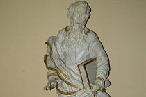 Dřevěná socha sv. Petra zdobila hlavní oltář roupovské kaple     sv. Anny. Než ji ukradli