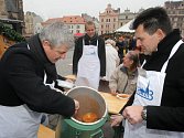 Představitelé třetího obvodu na náměstí Republiky rozlévali polévku
