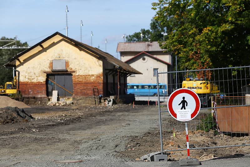 Lidé si kvůli přestavbě ulice u nádraží v Blovicích krátí cestu přecházením přes koleje.