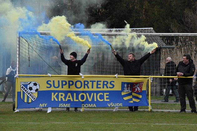 Čtvrtfinále fotbalového Poháru PKFS: TJ Sokol Kralovice (žlutomodří) - TJ Sokol Radnice (červení) 1:1 (4:3 na penalty).
