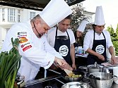 Kuchař Martin Jiskra si na pódium vybral šest amatérských kuchařů a ti pod jeho dohledem vařili.
