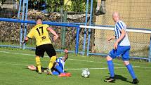 26. kolo krajského přeboru: FK Okula Nýrsko (modří) - TJ Jiskra Domažlice B (žlutí) 0:4 (0:2).