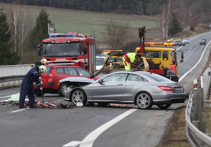 S těžkým poraněním skončil dnes dopoledne v nemocnici šestasedmdesátiletý řidič, který se u Seče na jižním Plzeňsku čelně srazil s dalším vozem.