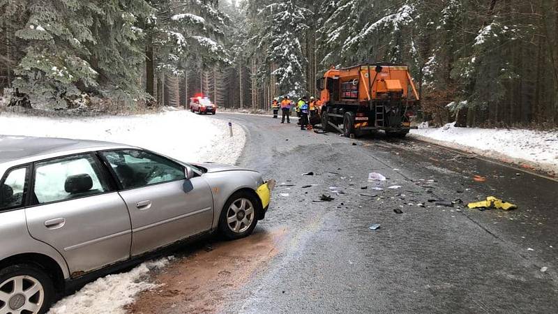 Smrtelná nehoda Audi a sypače u Broumova na Tachovsku. Při nehodě zahynul řidič Audi (57).