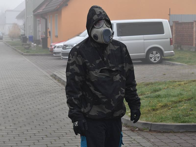 Prodejci v obchodech se chrání, jak mohou. Zatímco v malých krámcích nepouštěli ve středu dovnitř nikoho bez roušky, v plzeňském Kauflandu se museli smířit s tím, že někteří zákazníci se nijak nechrání. To totiž ještě neplatilo nové nařízení vlády.