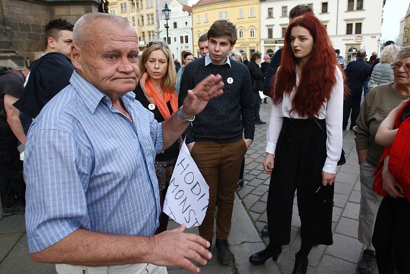 Na plzeňském náměstí Republiky v pondělí protestovali lidé proti současné vládě Andreje Babiše.