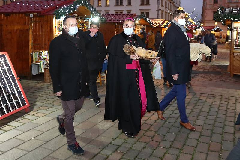 Plzeňský biskup Tomáš Holub společně se starostou a místostarostou největšího plzeňského obvodu uložili sochu malého Ježíška do jesliček, které jsou součástí velkého vyřezávaného betlému na vánočních trzích na náměstí Republiky v Plzni.