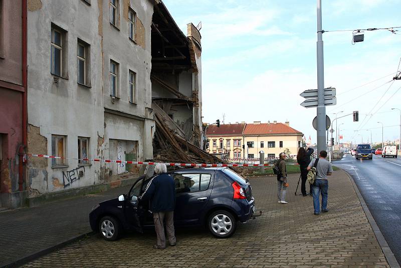 V noci došlo k samovolnému zřícení neobydleného domu v Plzni.