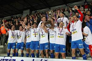 Fotbalisté Viktorie Plzeň slaví vítězství v Ondrášovka Cupu 2010.
