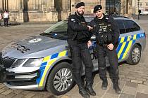 Dva z policistů, kteří ve středu 22. února zachránili život muži v centru Plzně.