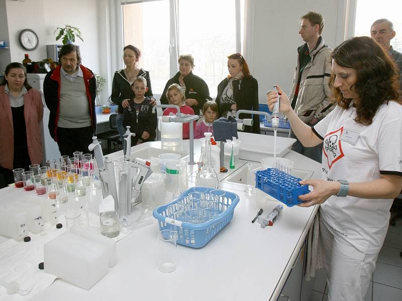 Povodí Vltavy na Denisově nábřeží odpovídalo na otázky o kvalitě vody ve studních. Bylo možné nechat si udělat i rozbor vlastní vody