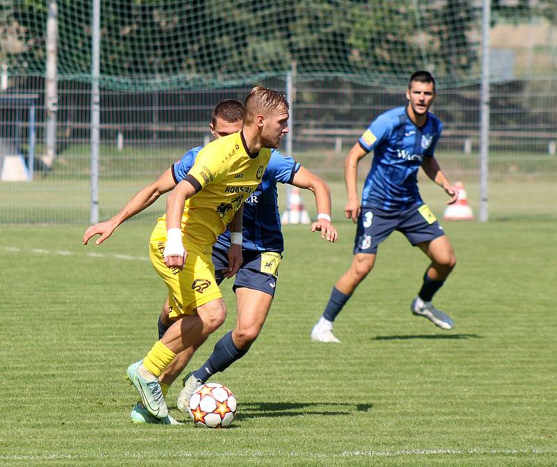 Fotbalisté FK ROBSTAV Přeštice (na snímku hráči ve žlutých dresech z podzimního utkání proti Domažlicím).