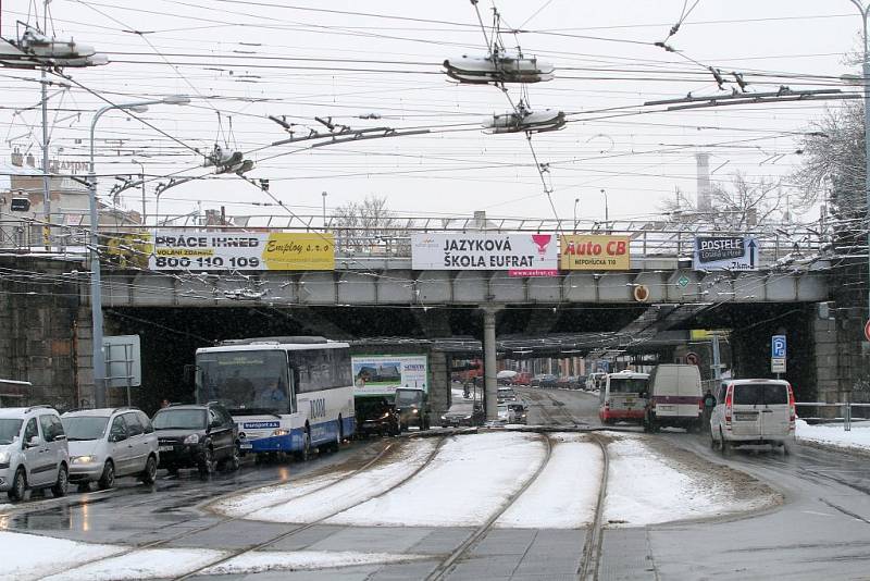 Železniční mosty nad Mikulášskou ulicí čeká oprava. Provoz na silnici pod nimi ustane 23. ledna