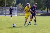 Fotbalisté FK Robstav (na archivním snímku hráči ve žlutých dresech) remizovali ve 14. kole FORTUNA ČFL s béčkem Dukly Praha 2:2.